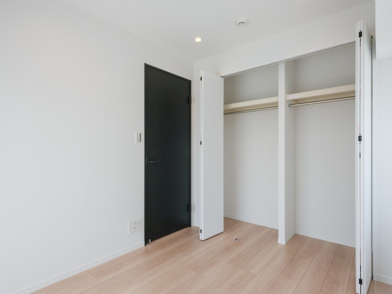 洋室1には間口の広いクローゼットを備え付けています。