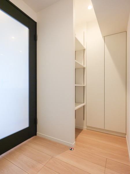 玄関を入ると、天井まで高さのある収納豊富なシューズボックスとて高さが調整できる可動棚を備え付けました。