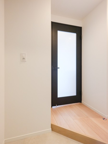 明るい玄関が、住まいの顔になってくれます。大切なご家族の「ただいま」「おかえり」が行き交う心温まる空間です