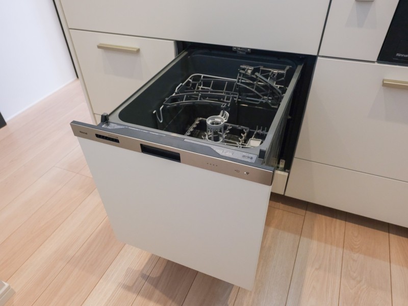 ◆食器洗浄乾燥機◆家事の時間を短縮できる優れもの。さらに節水・節約を同時に行うことができるので、大変人気があり重宝します。