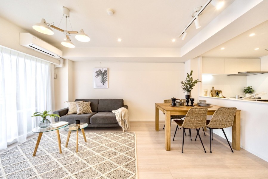 大きな窓からたっぷりの光が差し込み、開放的なリビングダイニングです。リュクスな暮らしが叶うリビングは木の温もりと上質感を味わえるお部屋です。