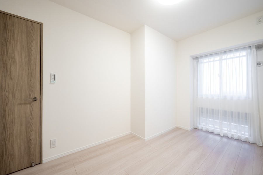 柔らかな光が長時間続く北向きの洋室2は、勉強や読書など落ち着いて作業したいときのワークスペースにぴったりです。