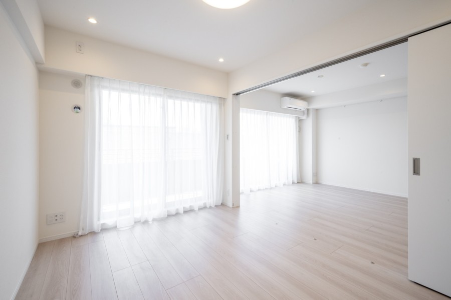 リビングに隣接する、南向きの明るい洋室3です。普段は引き戸を開放し拡張リビングとして使ったり、引き戸を閉めてプライベート空間を隠したり、フレキシブルにお使いいただけます。