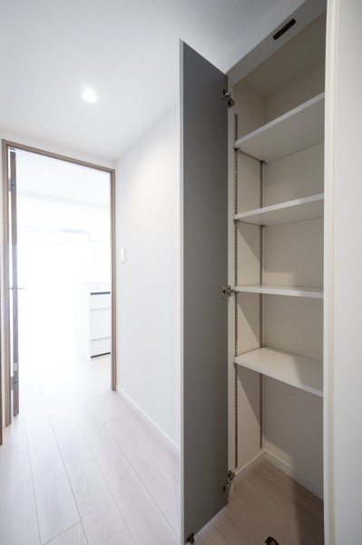 廊下にも収納を備え付けました。日用品のストックなどが収納できるので、居室部分を広々とお使いいただけます。