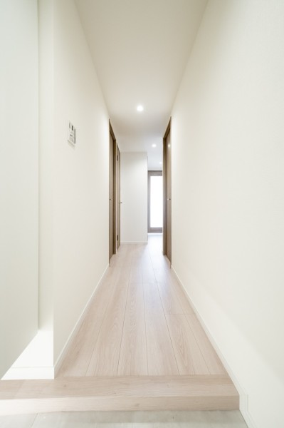 リビングからの光を取り込んだ明るい廊下スペースは家族の「おかえり」「ただいま」が行きかう心温まる空間です。