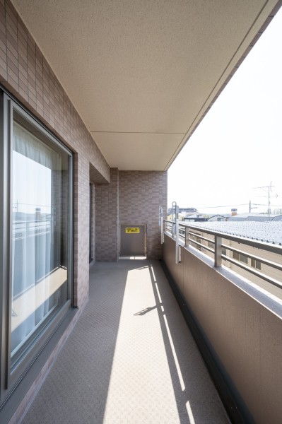 心地よい風を取り込み、空間をゆるやかに紡ぐ南向きのバルコニーです。爽やかな風を感じられるリフレッシュスペースです。