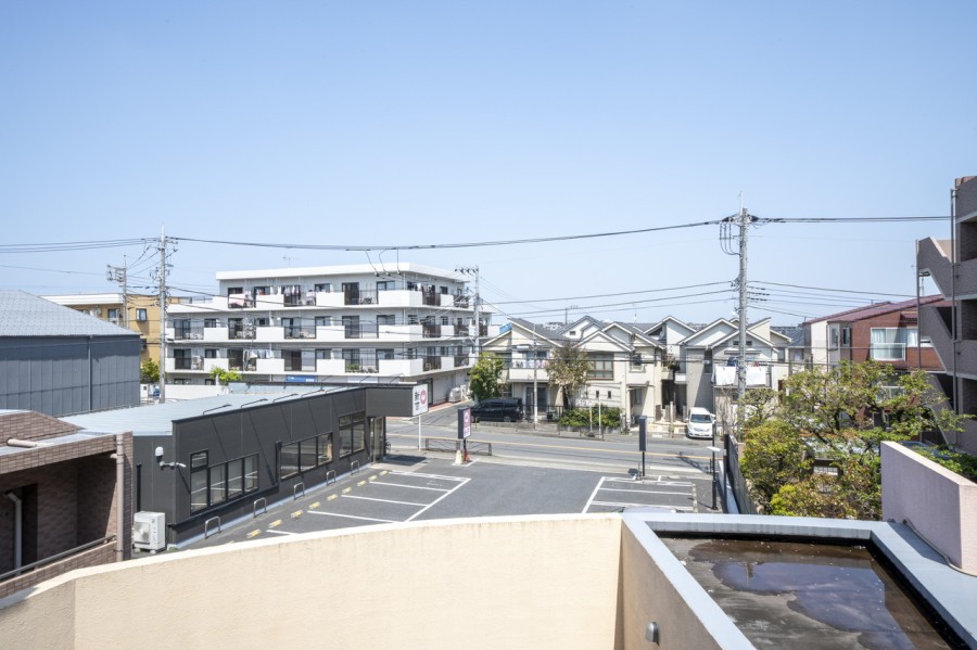 バルコニーからの眺望です。前面には高い建物がないので、開放的に眺望がお楽しみいただけます。