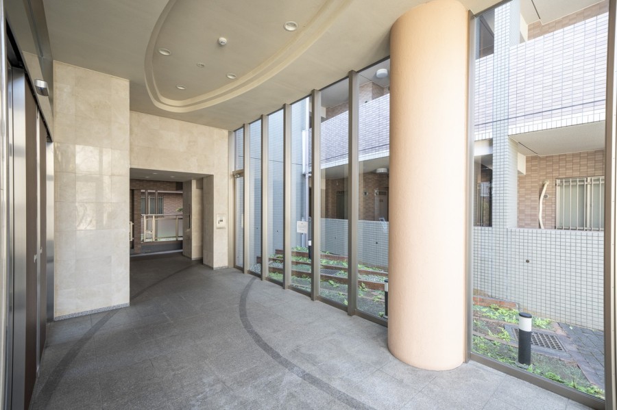 高級感と気品が溢れるエントランスホールです。清潔感漂う共用部が、明日への活力を与えてくれるマンションです