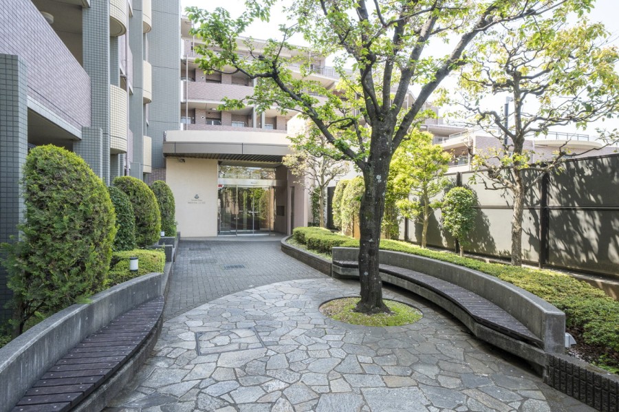 日勤の管理人さんによって整えられた玄関前です。心安らぐ植栽が施され、毎日気持ち良く出入りできますね。