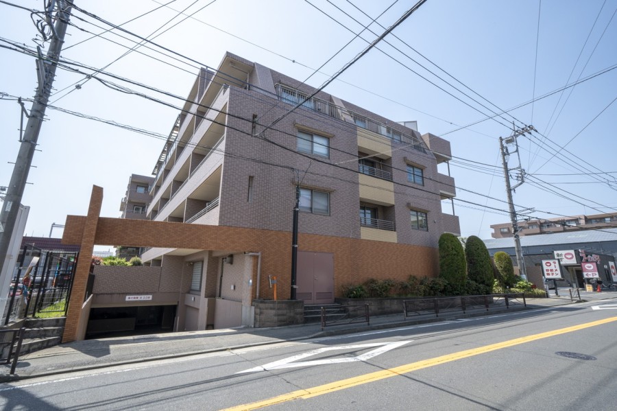 平成14年築・総戸数60戸のファミリーマンションです。周辺には保育園や小学校、病院、コンビニエンスストアなどの生活施設も点在しています。