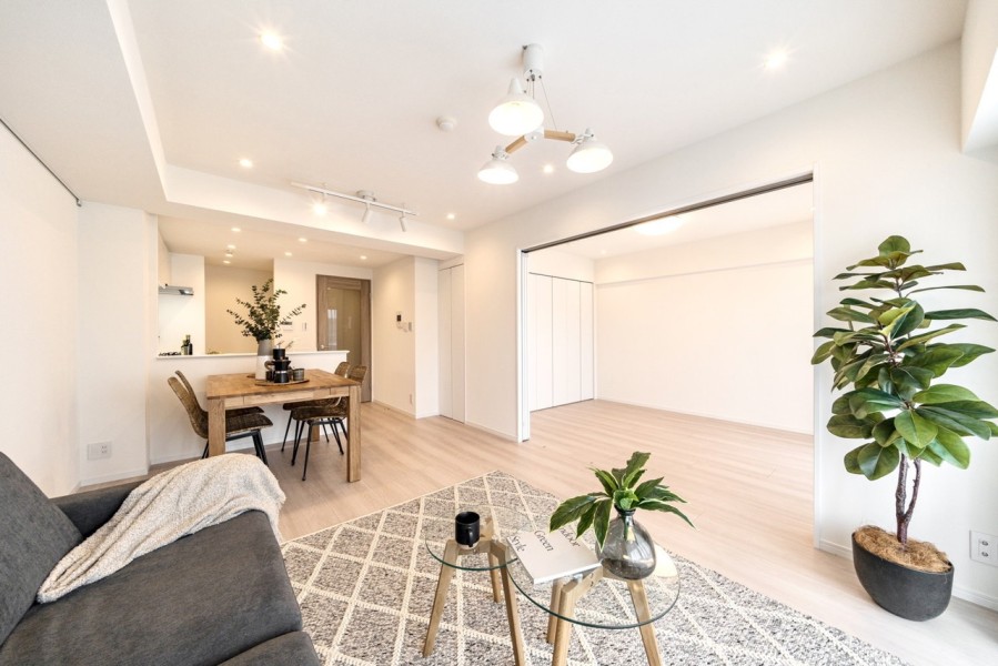 南向きで心地よい光と風を運んでくれる、おだやかな空気に纏われた住まいです。ピクチャーレールを設置したので壁を傷つける心配なくお気に入りのアートやグリーンを飾りインテリアを楽しめます。