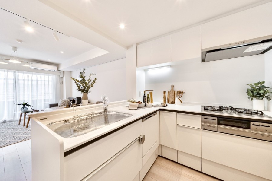 お部屋の雰囲気に溶け込む、インテリアの一部のようなオープンキッチンです。収納豊富で作業スペースもゆとりがあるL字型を採用しました