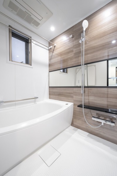 毎日のバスタイムを贅沢に、豊かにしてくれるバスルームです。窓が付いているので自然な明かりを取り込むことができ、明るく開放的な空間です。