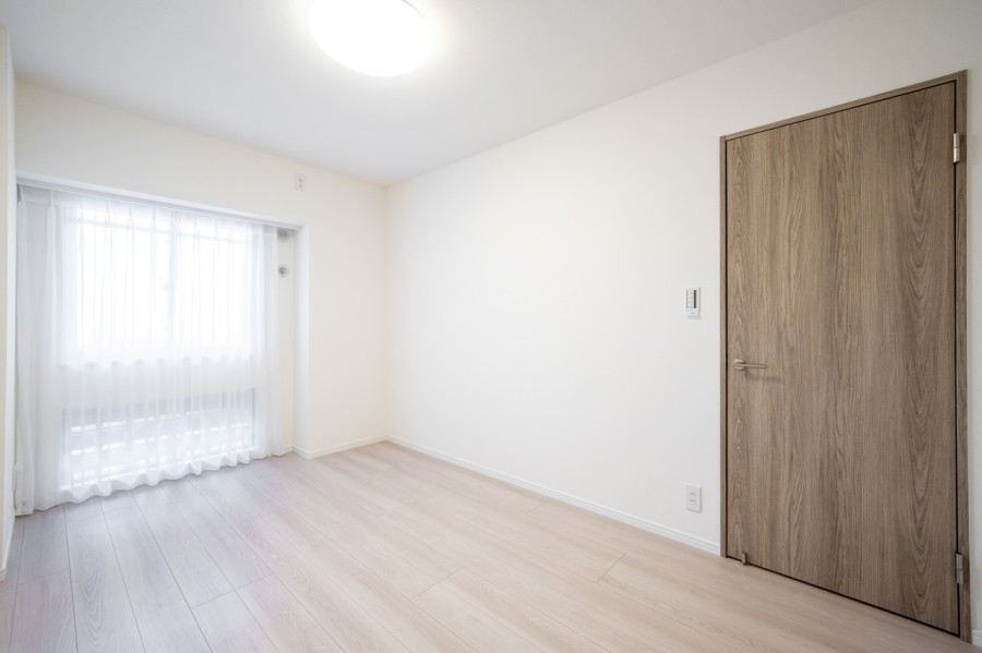 約7.0帖の洋室１です。心地よい素材感を活かし、ぬくもりが感じられるナチュラルテイストな住空間です