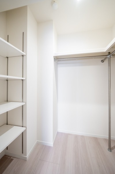 洋室１には頼もしい収納力を誇るウォークインクローゼットを備え付けました。