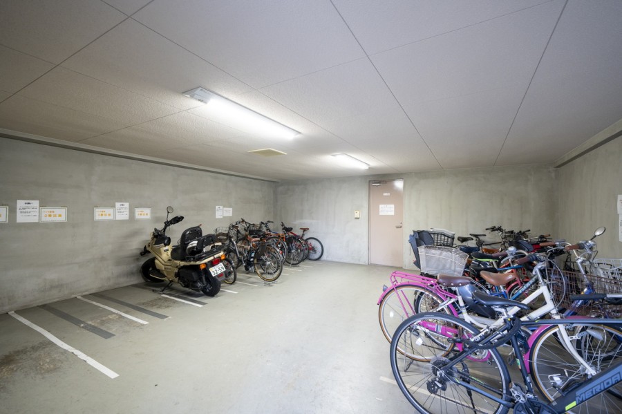 駐輪場・バイク置場も雨に濡れることなく出し入れできます。※空き状況は変化することがございますのであらかじめご了承ください。