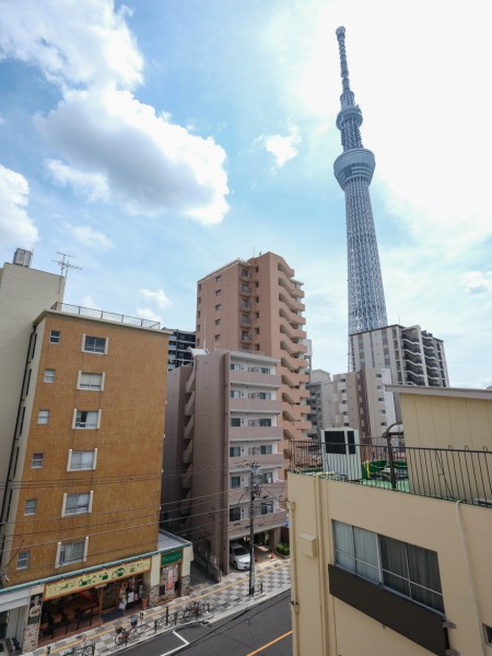 ご自宅にいながらも都会らしさを感じさせるスカイツリーの存在感をお楽しみいただけます。スカイツリー併設の商業施設は多くの店舗や飲食店が充実し、都心の利便性を享受する暮らしを予感させます。