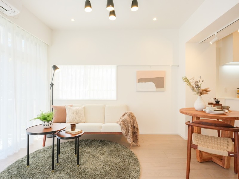 二面採光の窓から心地よい光と風を運んでくれる、おだやかな空気に纏われたリビングダイニングです。住まう方の趣味や感性で飾っていただけるように、シンプルな内装で仕上げました。