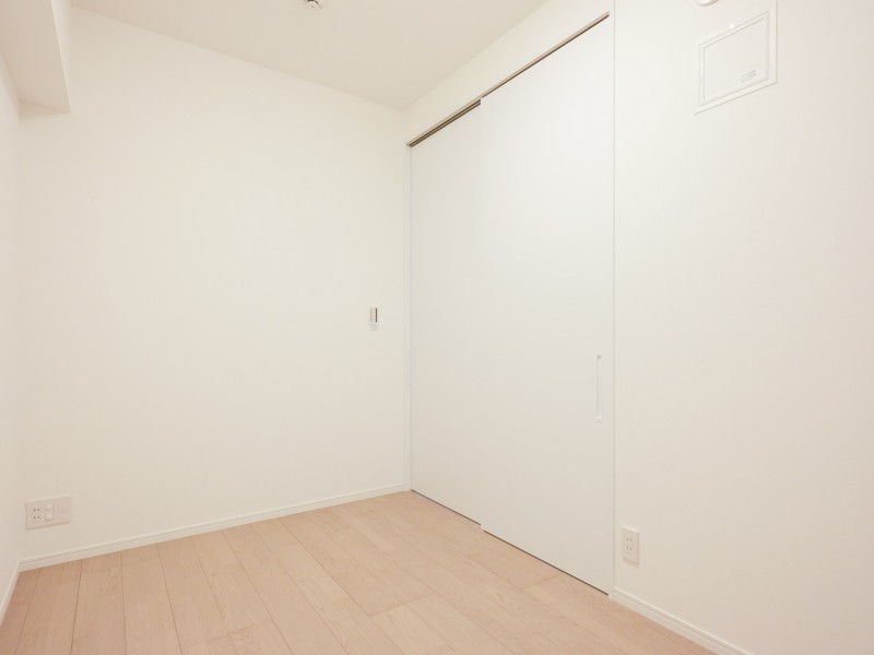 リビングに隣接した洋室2です。テレワークや読書など落ち着いた時間を過ごすのにもぴったりなお部屋です。