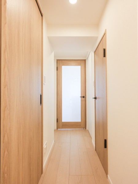 リビングからの光を取り込んだ明るい廊下スペースは家族の「おかえり」「ただいま」が行きかう心温まる空間です
