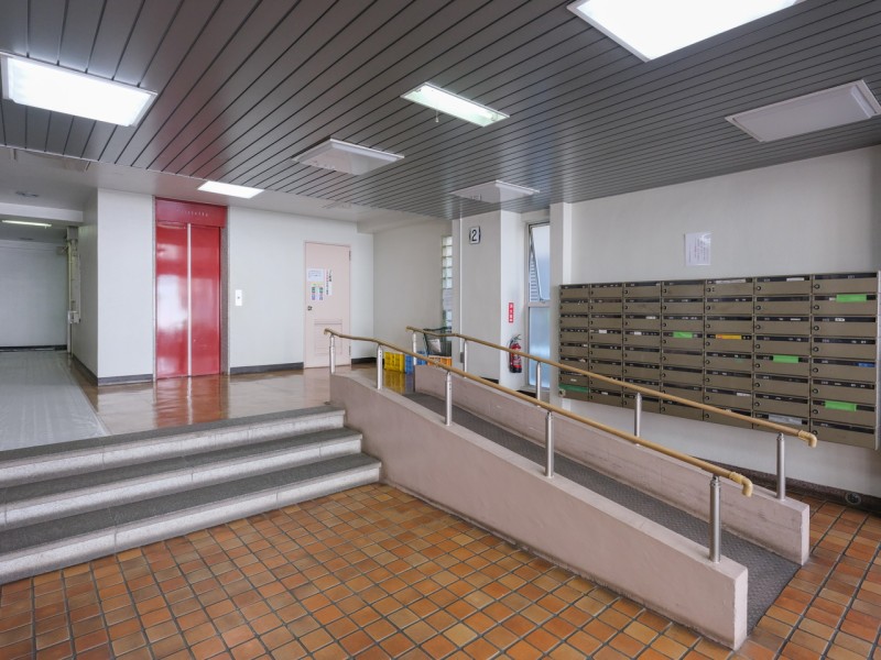 定期的なメンテナンスが行われ綺麗に保たれたエントランスです。スロープもあるのでベビーカーやスーツケース等を利用する際も安心です。