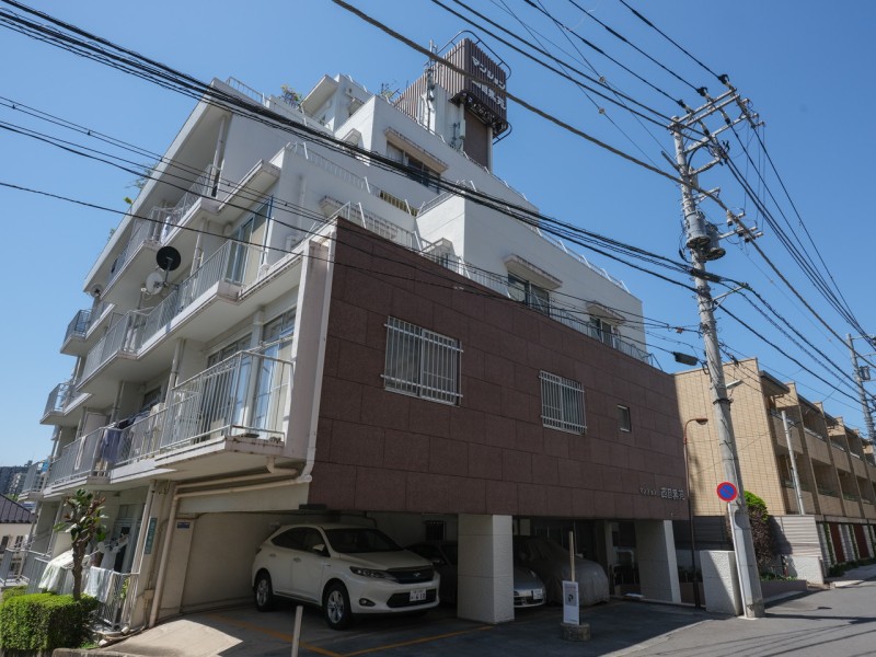 目黒1丁目の閑静な住宅街に佇むマンションです。『目黒』駅から徒歩6分で、徒歩約10分圏内に恵比寿ガーデンプレイスや目黒川の桜並木などがあり、暮らしやすい環境です。