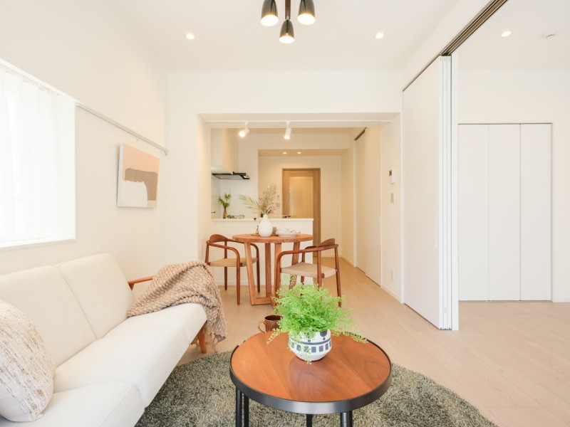 リュクスな暮らしが叶うリビングは木の温もりと上質感を味わえるお部屋です。時代や流行を問わず長く着られる衣服のように、ご家族皆さんが快適にお過ごしいただける住まいです。