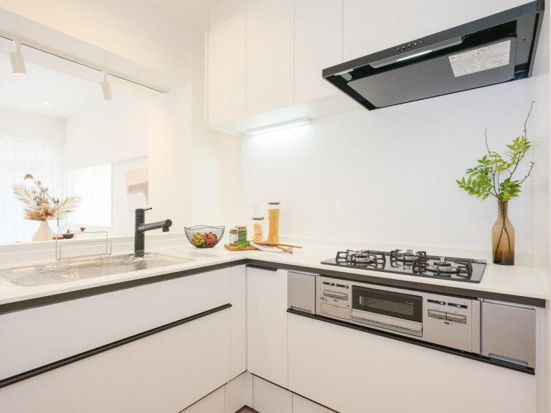 お部屋の雰囲気に溶け込む、インテリアの一部のようなオープンキッチンです。収納豊富で作業スペースもゆとりがあるL字型を採用しました