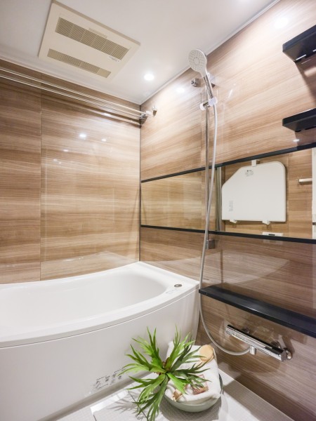 バスルームはゆったりとおくつろぎいただける癒しの空間です。光沢感のある木目調のパネルが、より一層くつろぎと高級感を醸し出します