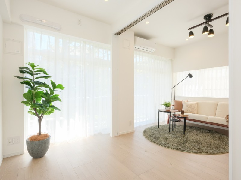 リビングに隣接する、東南向きの明るい洋室1です。普段は引き戸を開放し拡張リビングとして使ったり、来客時は引き戸を閉めてプライベート空間を隠したり、フレキシブルにお使いいただけます。