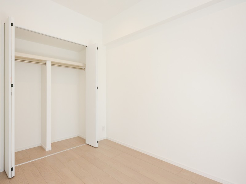 洋室1には、間口の広いクローゼットを備え付けています。