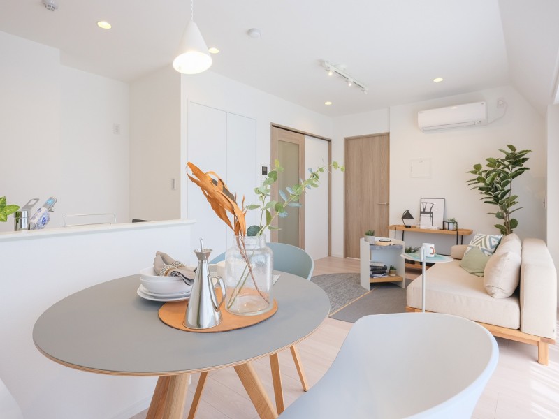 心安らぐひとときを紡ぐ、木のぬくもりを感じるフローリング材を採用。お部屋は自然の優しい温もりを添えた居心地の良い内装に仕上がりました。