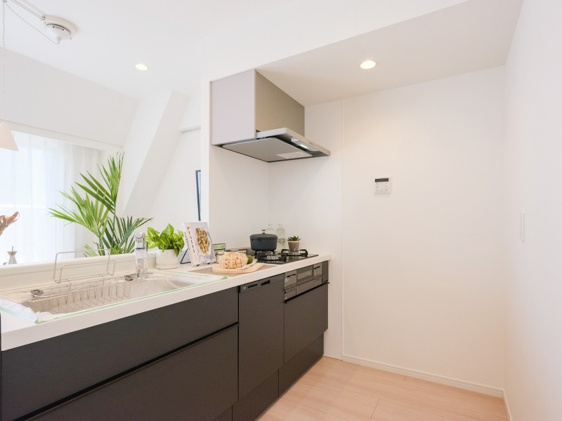 お部屋の雰囲気に溶け込む、インテリアの一部のようなオープンキッチンです。リビングにいるご家族とのおしゃべりを楽しみながらの作業が可能です。