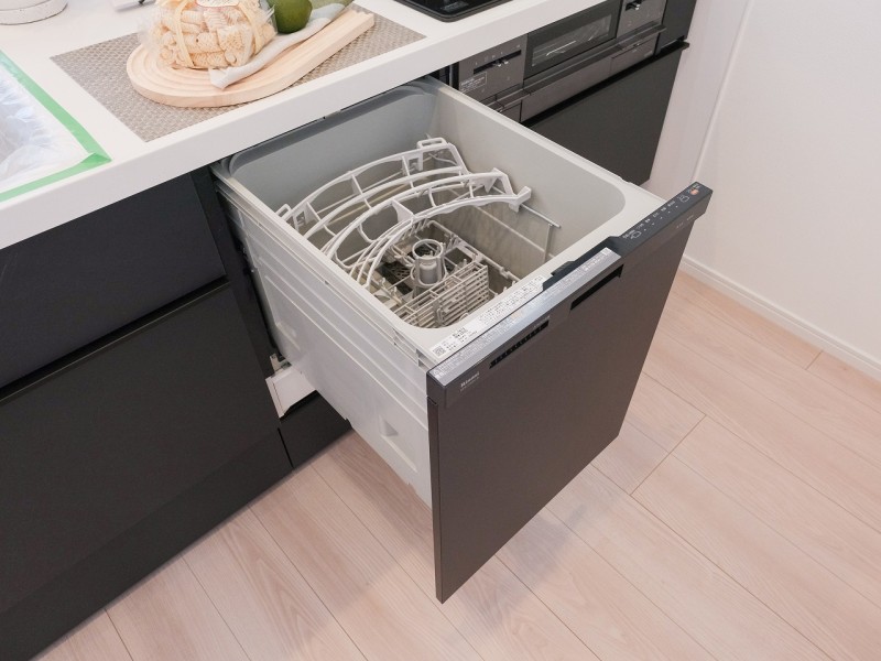 ◆食器洗浄乾燥機◆家事の時間を短縮できる優れもの。さらに節水・節約を同時に行うことができるので、大変人気があり重宝します。