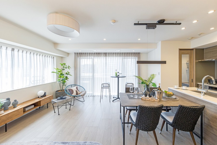 二面採光の窓から心地よい光と風を運んでくれる、おだやかな空気に纏われたリビングダイニングです。『日常』という大切な時間を豊かに、快適にお過ごしいただける空間です。