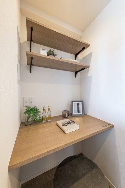 パントリーのカウンター部分は、デスクとしても使用可能なので、ワークスペースとしてもご利用頂けます。