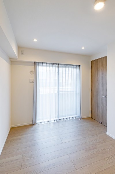 洋室1はリビングから一番遠く、プライベート性が高いお部屋です。約7.0帖あり、主寝室にもぴったりです。過ぎゆく時間をのびやかに感じ、プライべート時間を満喫できるお部屋です。