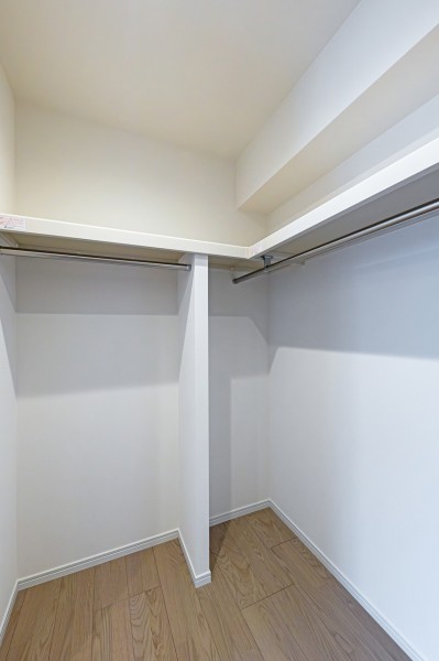 洋室1には頼もしい収納力を誇るウォークインクローゼットを備え付けました。かさばりやすいアウターやオフシーズンの家電など、たっぷり収納できそうです。