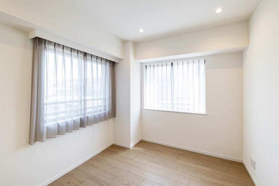 二面採光で明るい洋室2です。穏やかな自然光が入り、のびのびとお過ごしいただけるお部屋です。