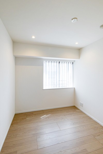 南向きの明るい洋室3です。住まう方の趣味や感性で飾っていただけるように、シンプルな内装で仕上げました。