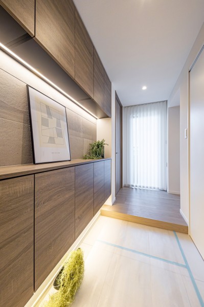 窓から光が差し込む明るい玄関が、住まいの顔になってくれます。カウンター部分には季節のインテリアを飾り、四季の移ろいを感じるのも良いですね。