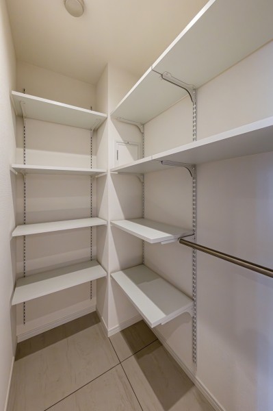 玄関からアクセスできるシューズインクローゼットです。豊富な可動棚付きでシューズはもちろん、アウトドアグッズや雨具なども収納可能です。