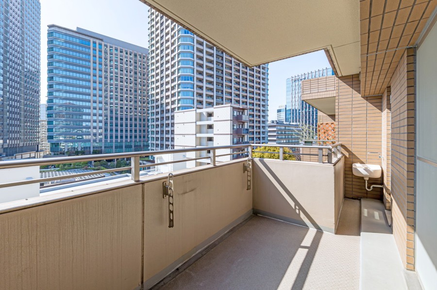 奥行のある開放感が溢れるバルコニーです。爽やかな風が感じられるリフレッシュにぴったりな空間です。スロップシンクも付いています。