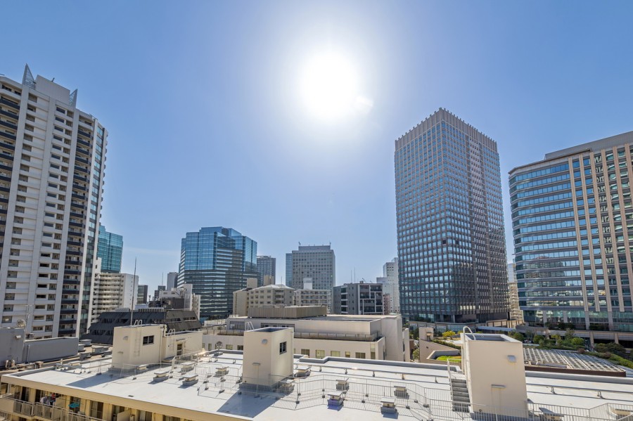 青々とした開けた空を見渡せる開放的な眺望です。前面には高い建物がないので、都心らしい眺望がお楽しみいただけます。
