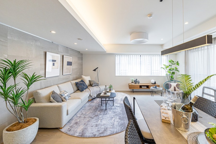 LDKは約20帖なので、広々としたゆとりある開放感を感じます。床暖房が敷設され、大切なペットも一緒に、ご家族みなさんが一年中快適にお過ごしいただけます。