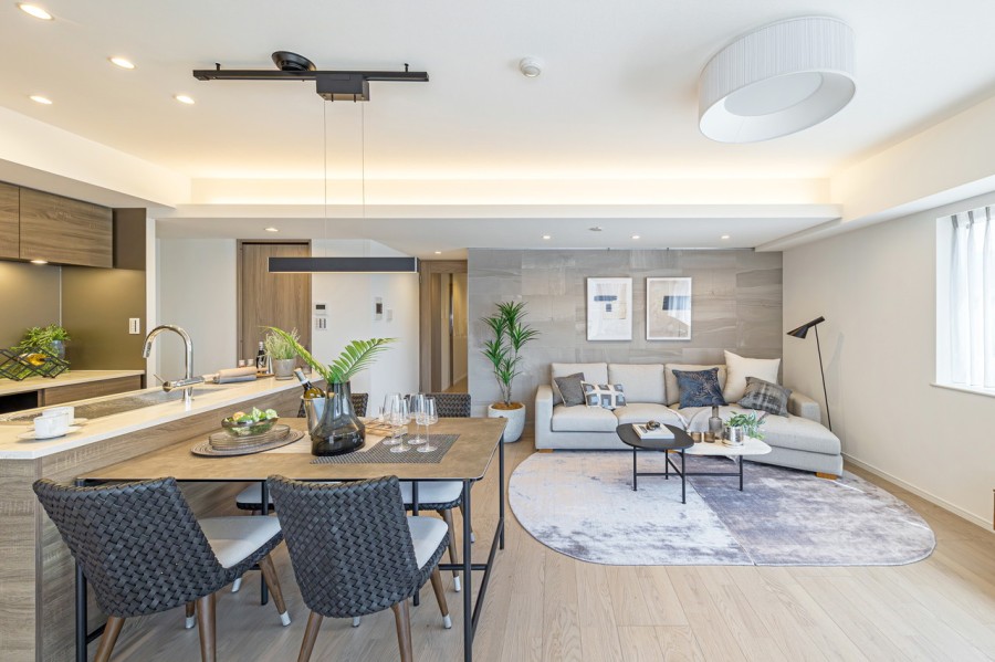 リュクスな暮らしが叶うリビングは木の温もりと上質感を味わえるお部屋です。品のあるストーングレースなエコカラットを採用。調湿・消臭機能があり機能性も優れています。