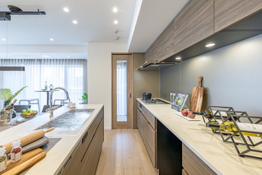 田中工藝製のオリジナルシステムキッチンは、細部にまでこだわりを施しました。背面にはコンロ・カップボードが備わっています。