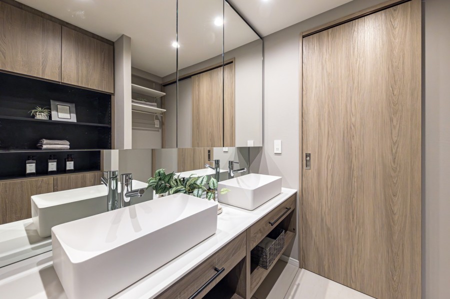 洗面台も田中工藝社製のこだわりの仕様です。ダブルボウルの大きな洗面台は大きな鏡で身だしなみも整えやすく、朝の慌ただしい時間帯も快適です。