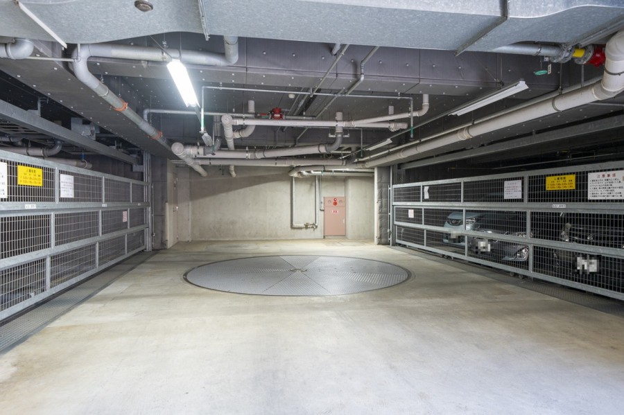 敷地内駐車場があり雨天時の乗り降りでも濡れることなくお出かけできます。※駐車場等の空き状況は変化することがございますのであらかじめご了承ください。