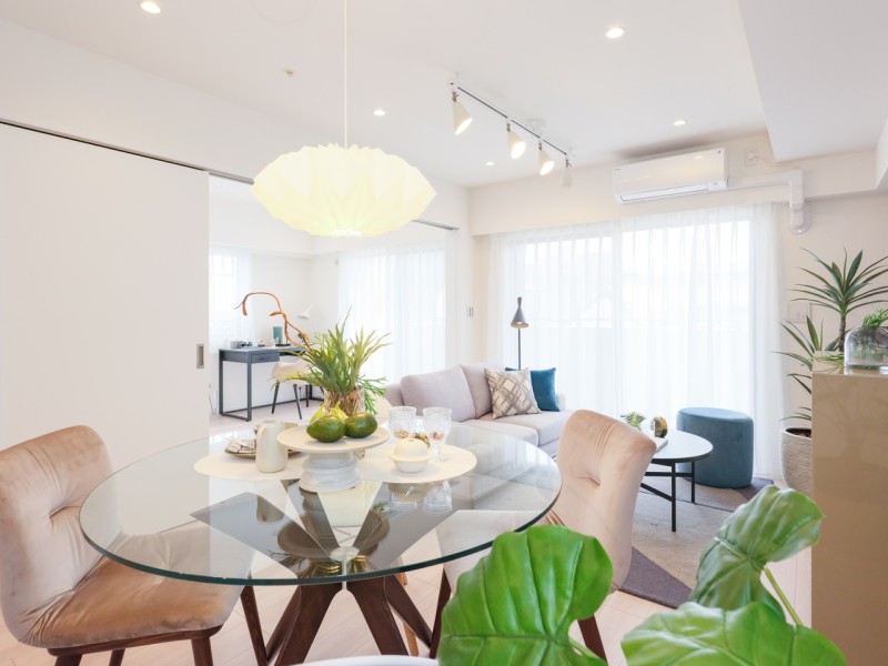 大きな窓からたっぷりの光が差し込み、開放的な南向きのリビングダイニングです。LDには床暖房を敷設したので、寒い冬でも足元からじんわり温もりを感じます。